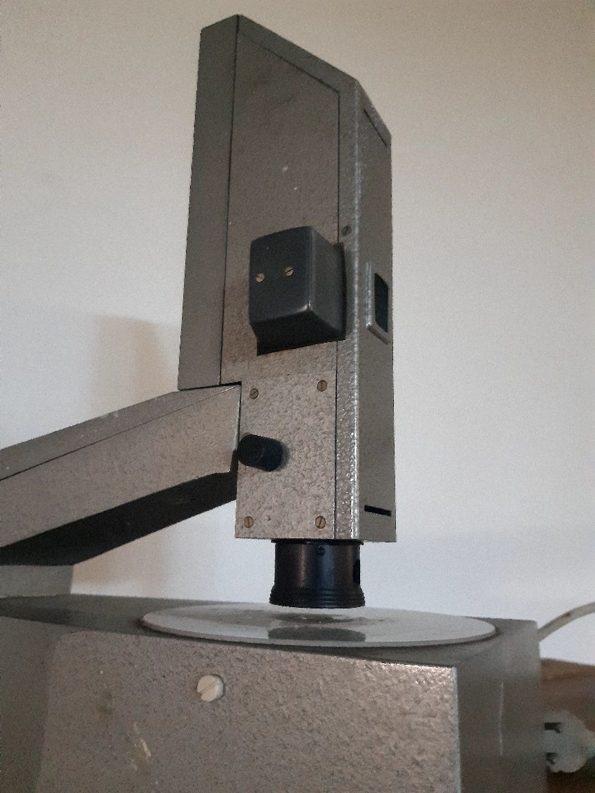 Стар немски лабораторен микроскоп. Музеен експонат