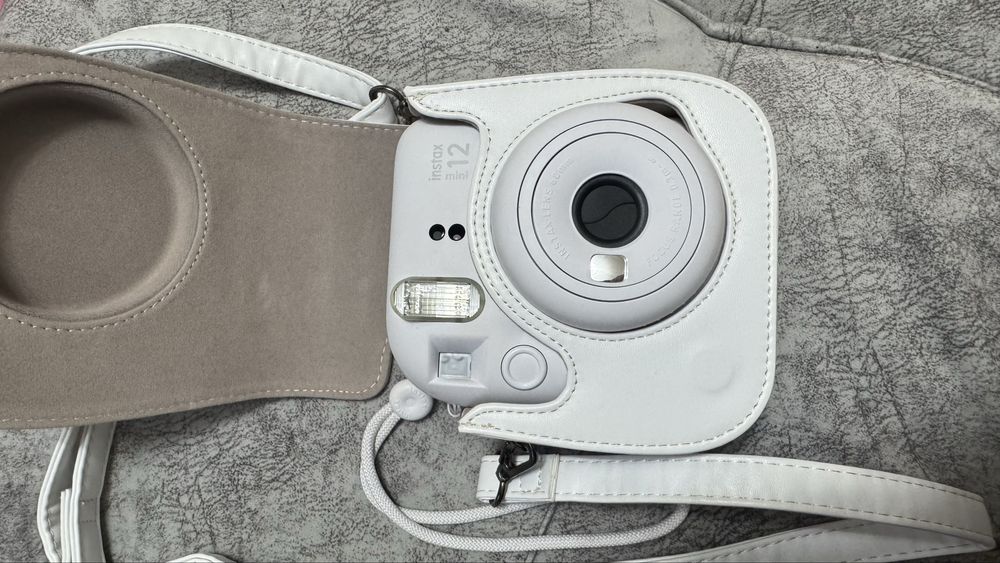 instax mini 12 в белом цвете