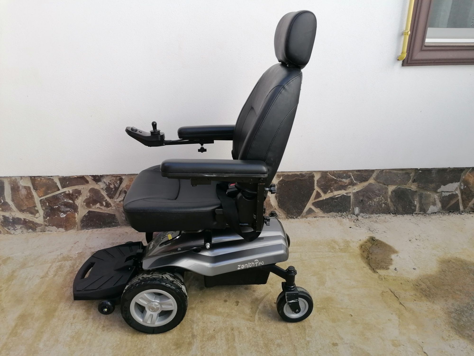 Cărucior scaun electric pentru persoane cu dizabilități
