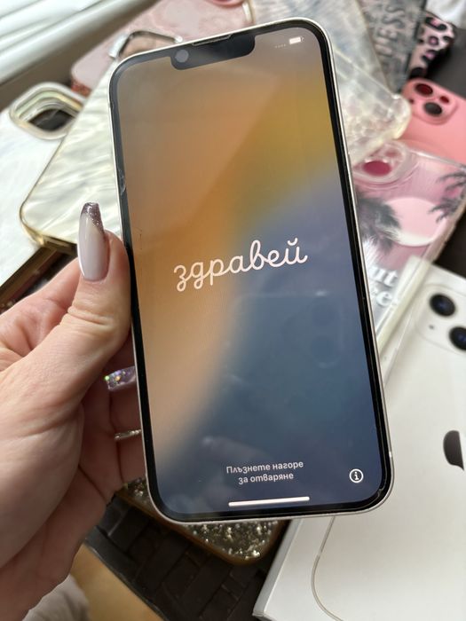 Продавам iPhone 13, 128GB + 15 кейса + 4 протектора