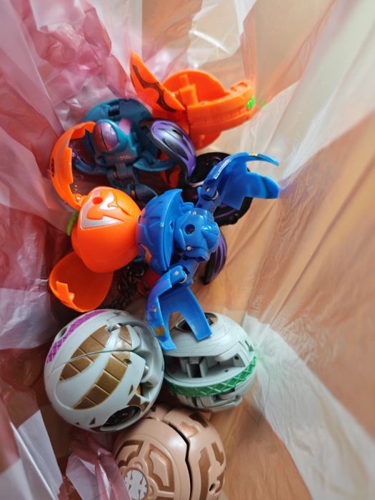 Продавам много бакугани bakugan