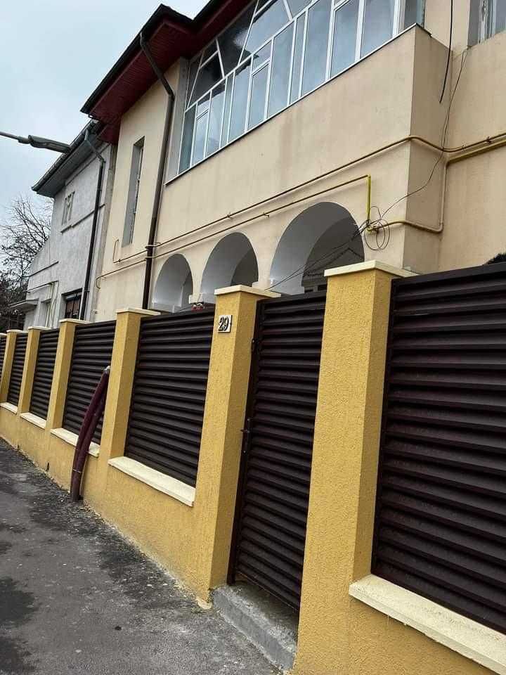 Garduri si porti stil jaluzea, sipca metalica, tabla cutata