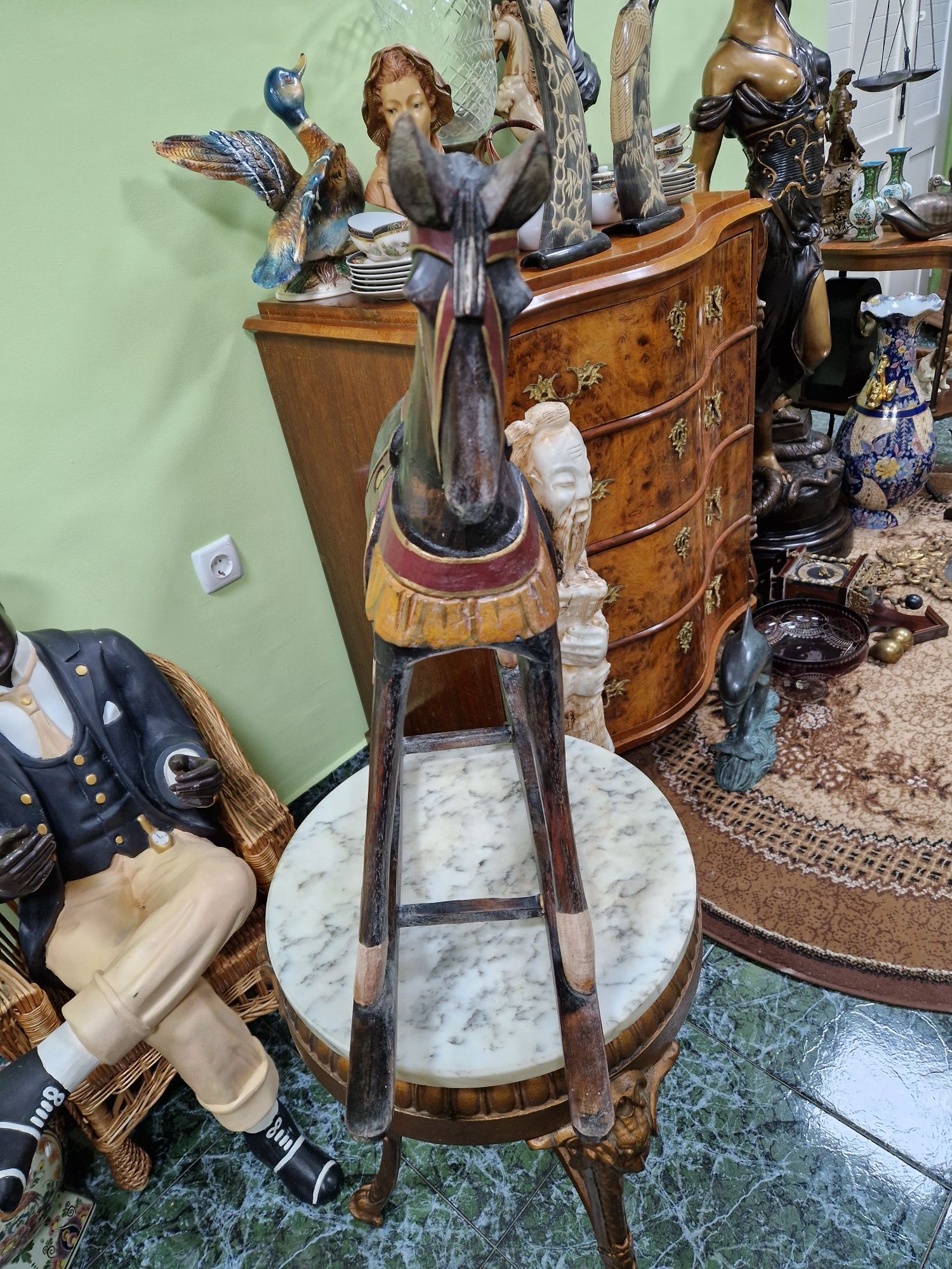 Прекрасна антикварна фигура статуетка люлеещ се кон
