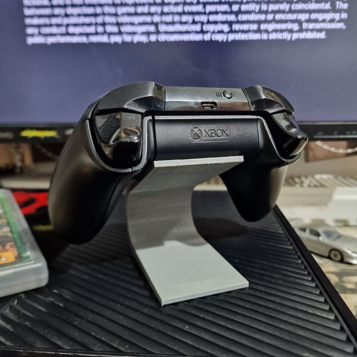 Vand Consola Xbox One 500gb cu un Controller