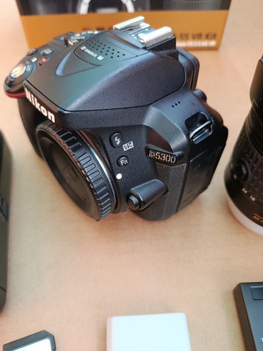 Nikon D5300 + obiectiv 18-55 + multipack grip