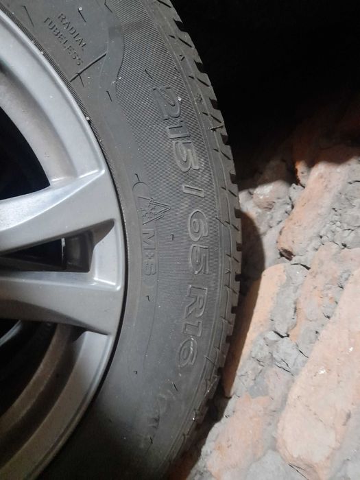 Vind 4cauciucuri 185/65/15 in 4 prezoanede iarna cu janta tabla  aliaj