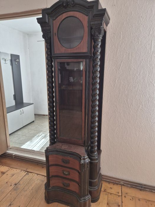 Mobilier vintage din lemn masiv, cu elemente decorative sculptate manu