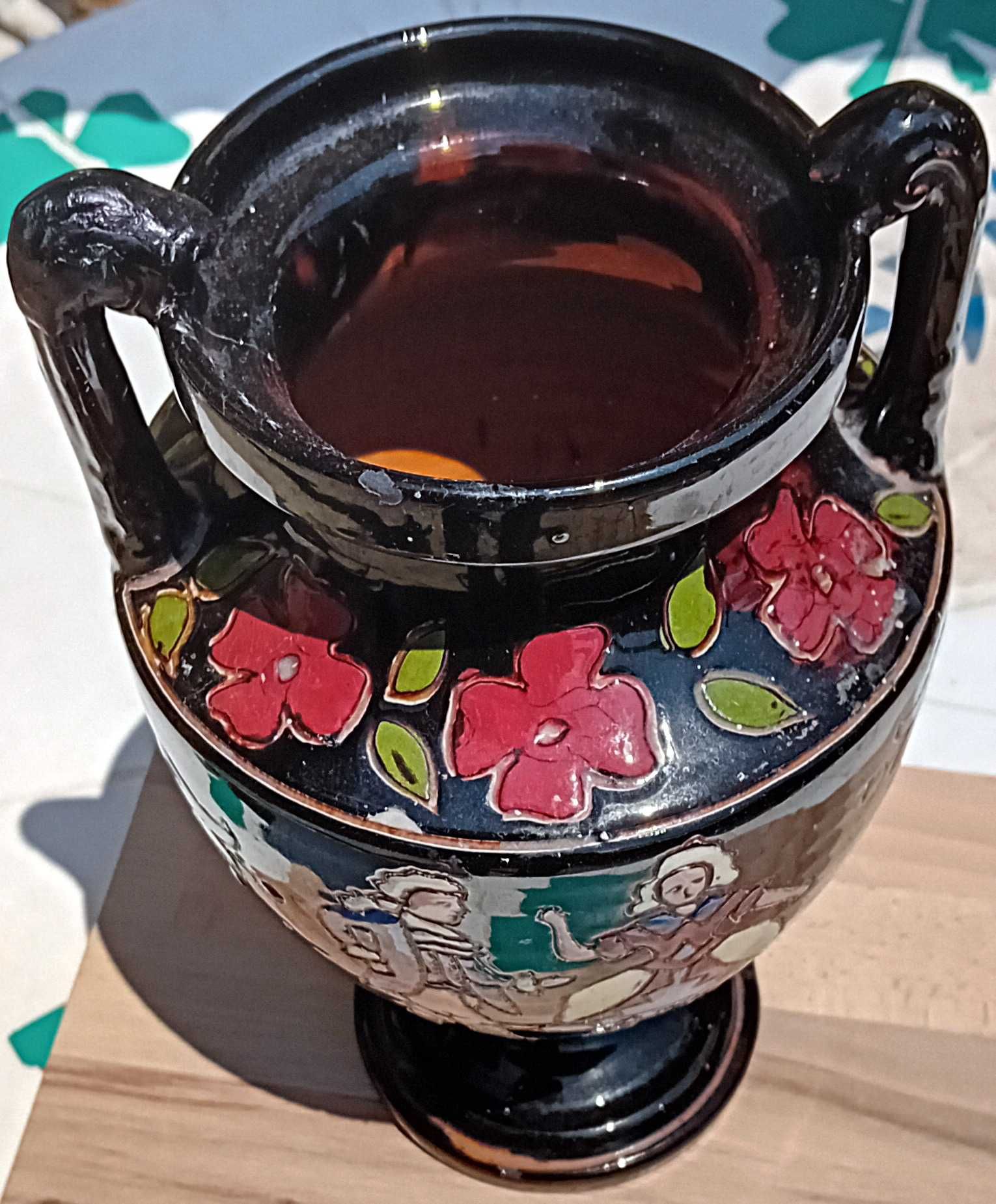 Старинна, ръчно рисувана ваза.