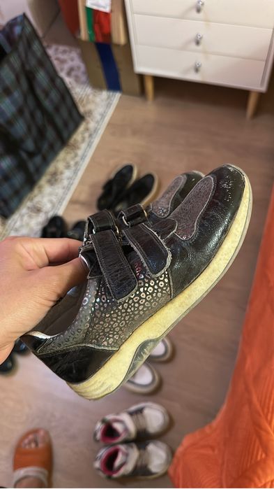 Отдам обувь на девочку.