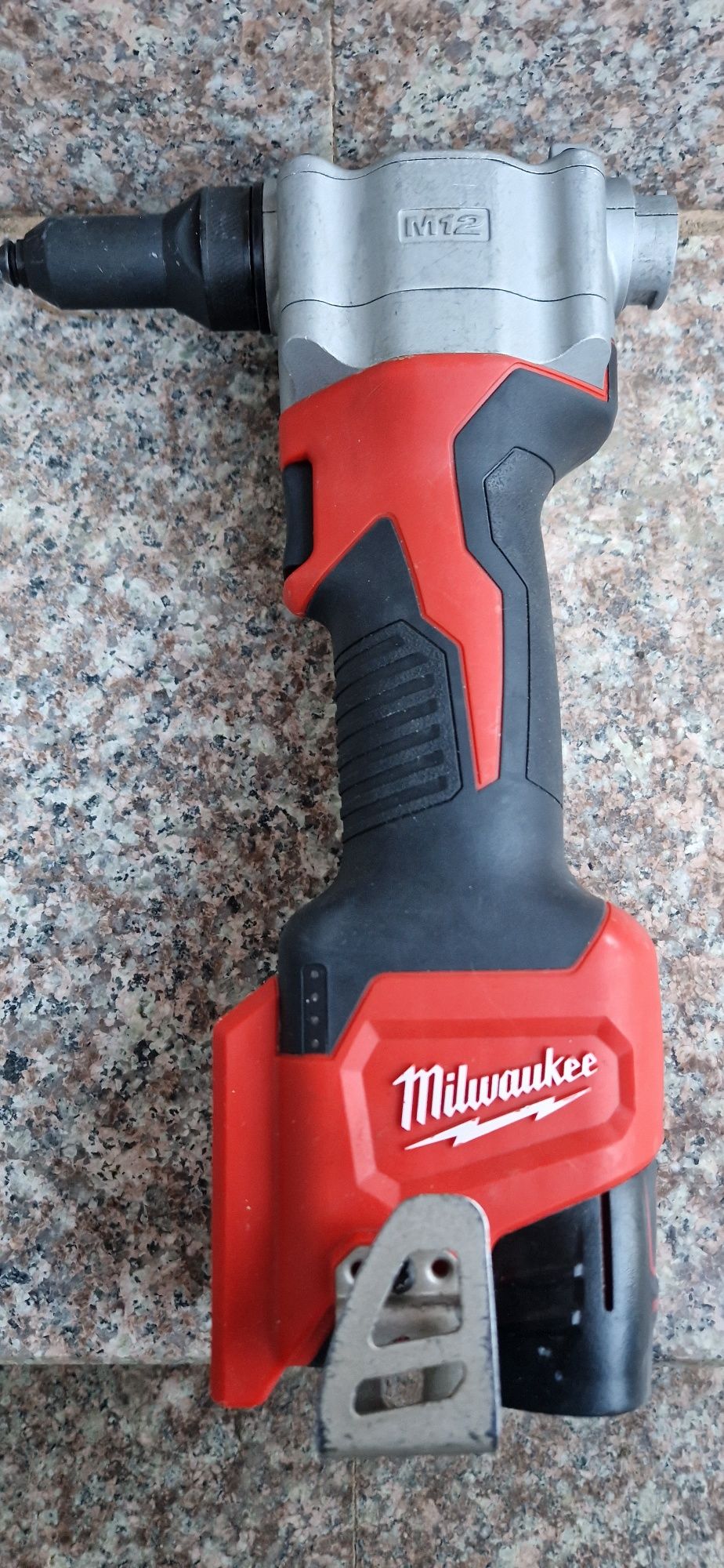 Milwaukee pistol de popnituri pe acumulatori