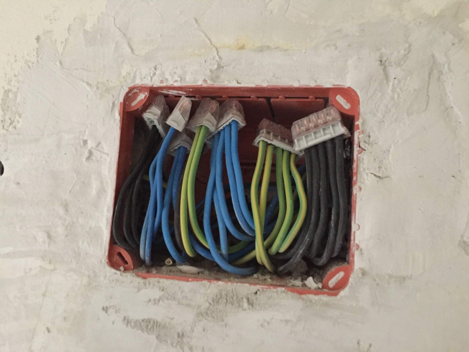 Electrician cu experiență