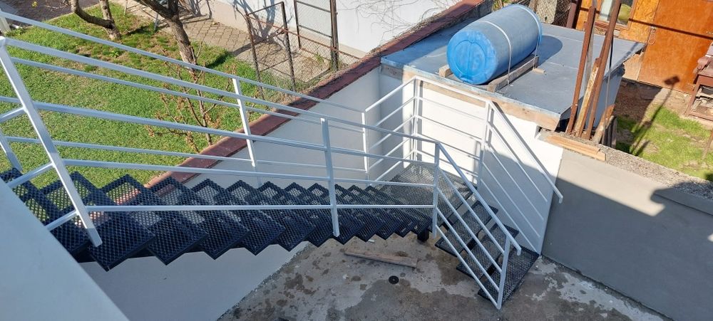 Scari metalice cu trepte din lemn