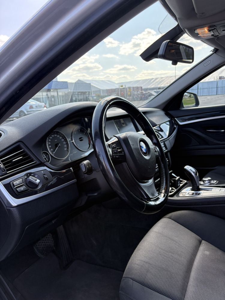 BMW F10 525d 204cp cu trapă panoramică