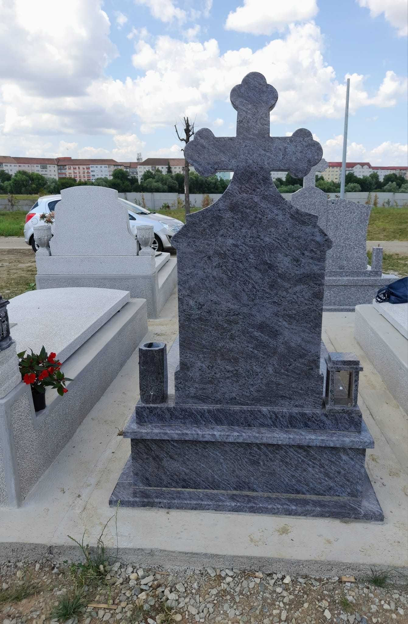 Vând loc de veci