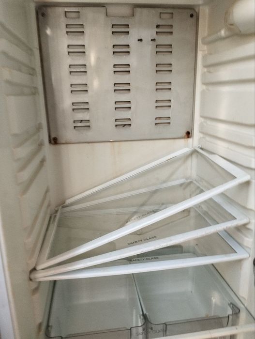 Холодильник Аристон один мотор рабочии.