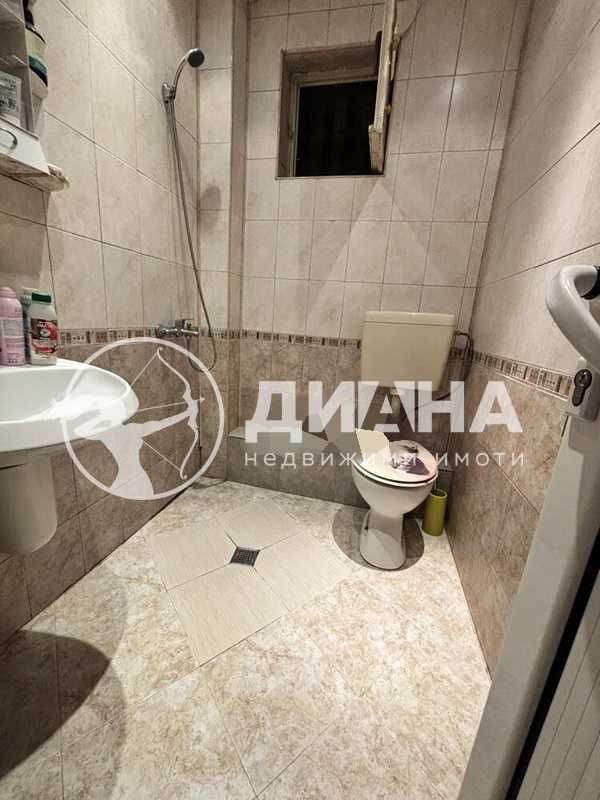 Тристаен,обзаведен монолит, до ОУ Петър Берон, Мараша