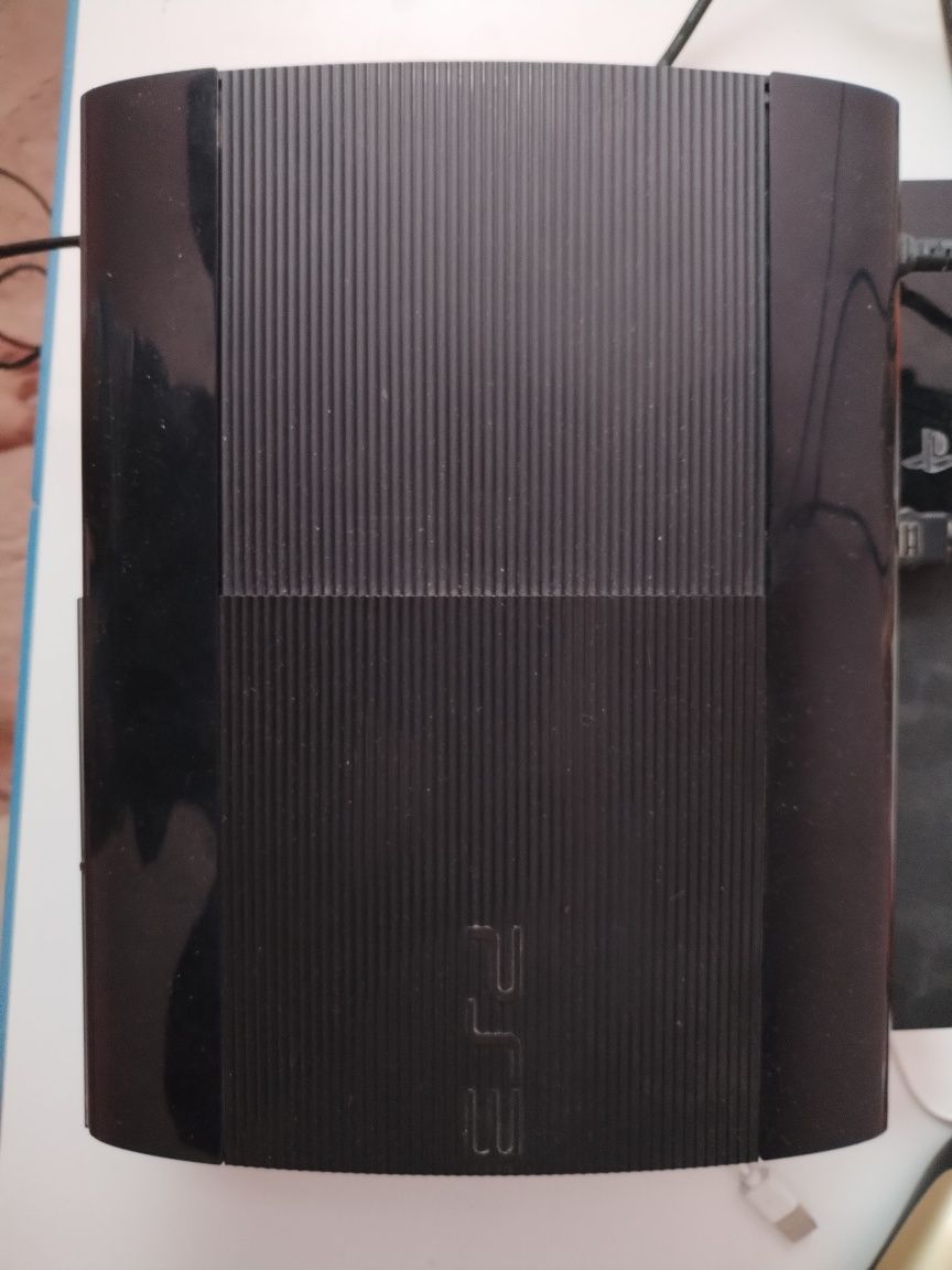 Vând PS 3 super slim