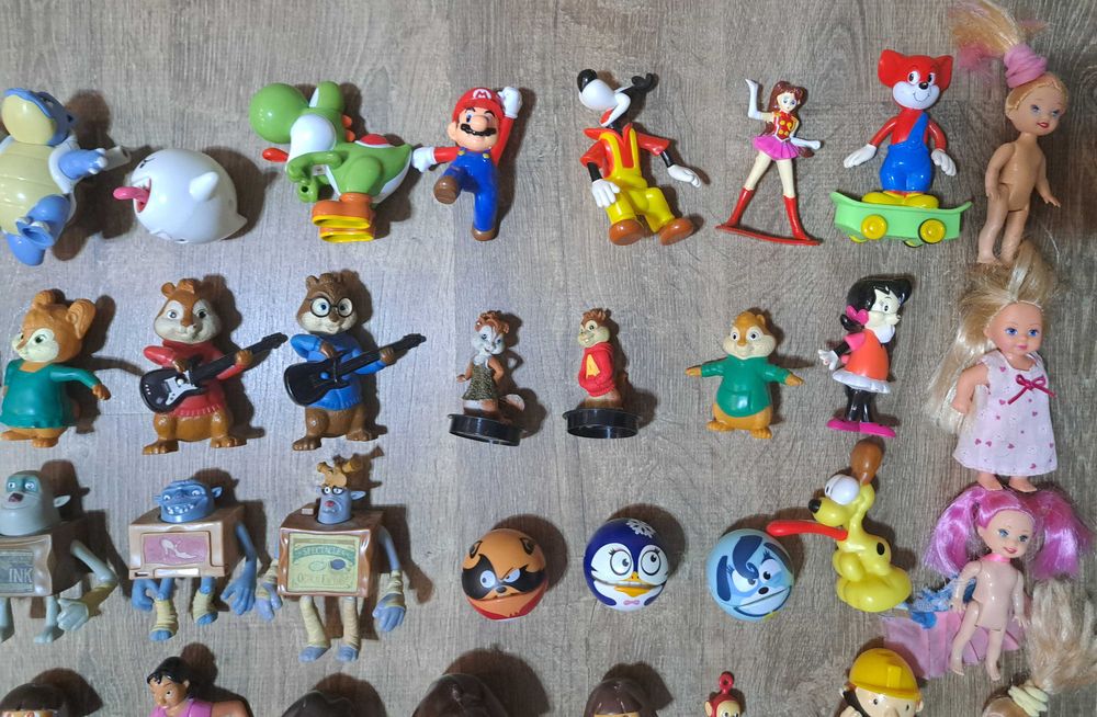 Lot 110 figurine (majoritatea Happy Meal Mc Donalds, anii 2000)
