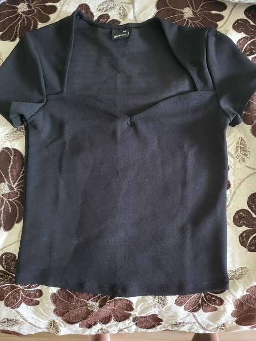 Черна тениска с красиво деколте