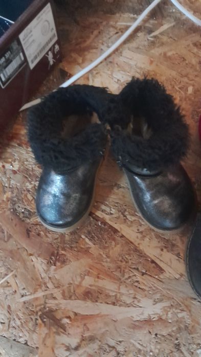 Vand perechi de ghetute m 22-23 fetite