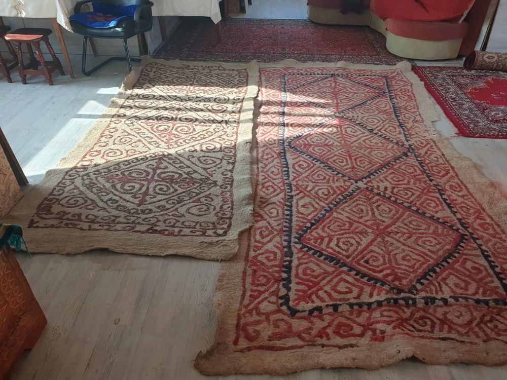 Два кииза ручной работы
