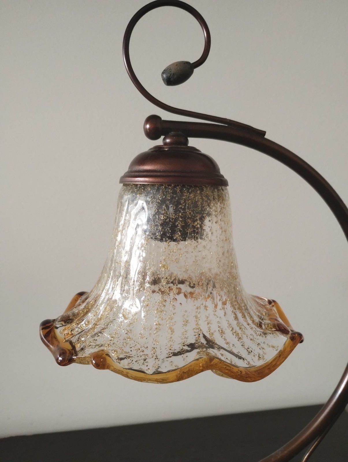 Красива лампа с нов, красив абажур от стъкло.