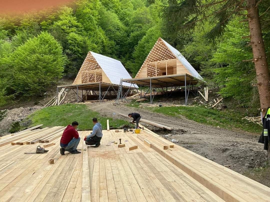 Vând case pe structura metalica cabane din lemn