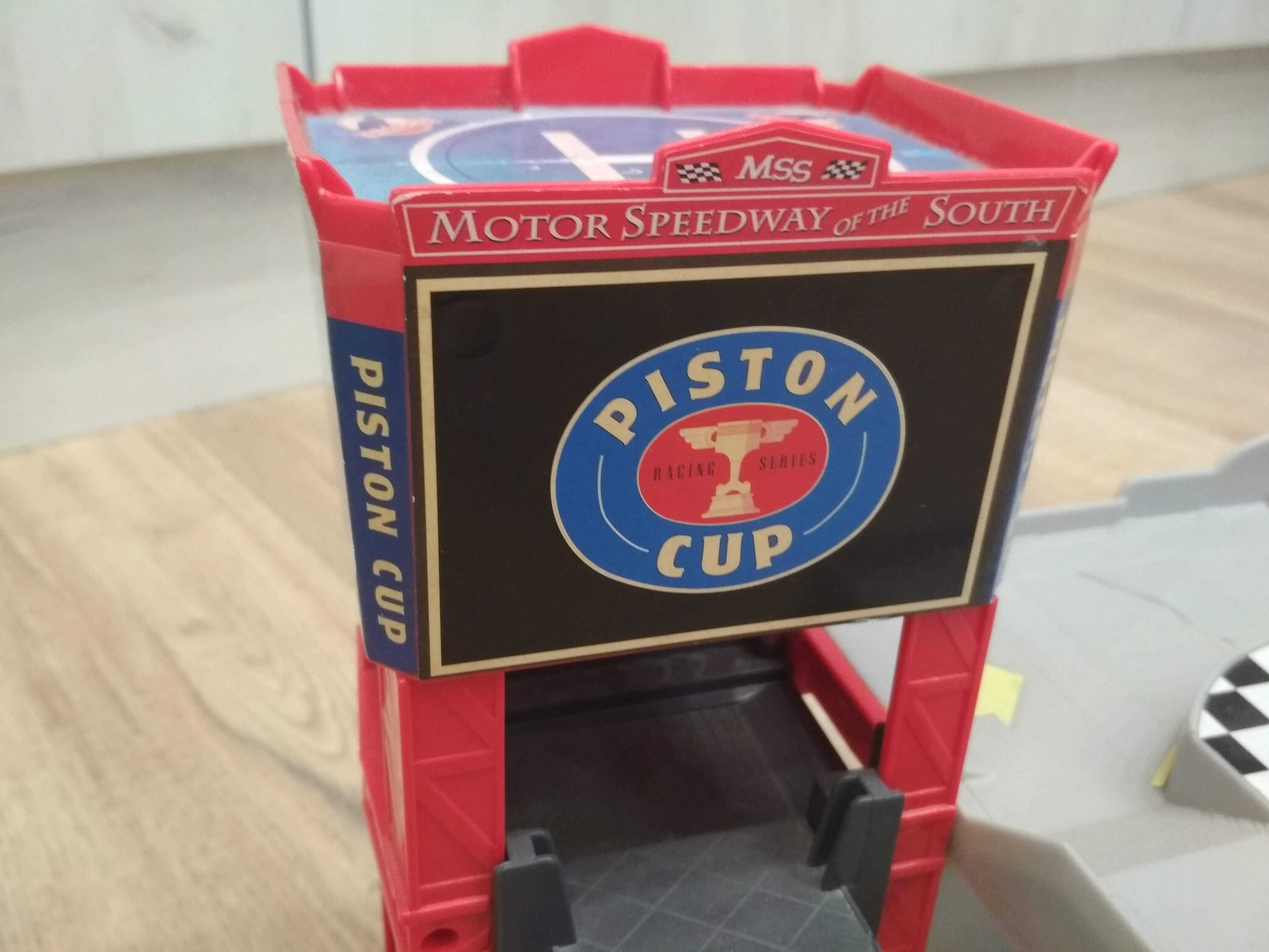 Комплект за игра писта Disney Cars, Racing Piston Cup паркинг лот