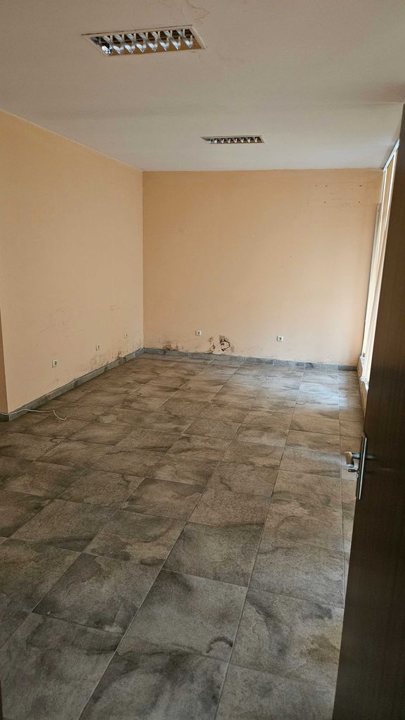 Дава се под наем Офис в Добрич, Център - 121 кв.м за 612 € - Снимка #3