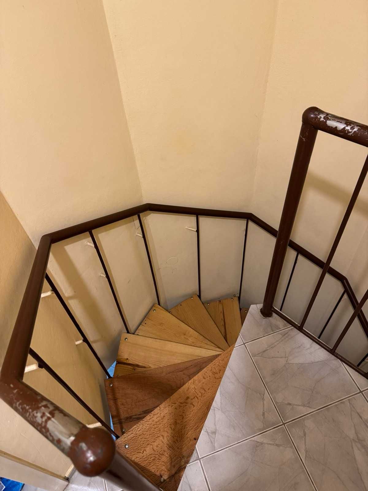 Продавам гарсониера с гараж