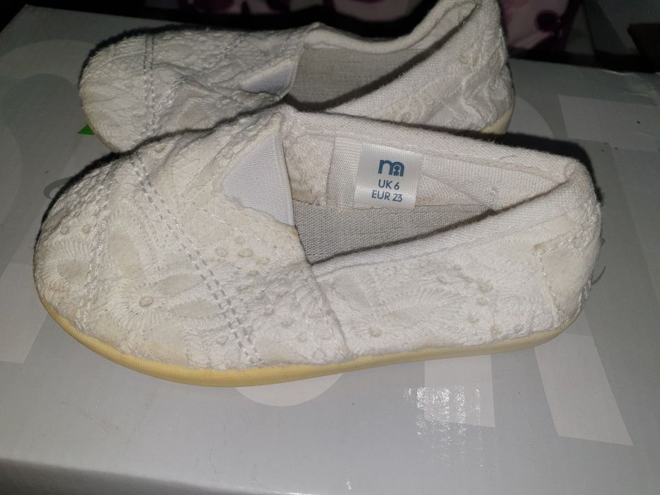 Детски пантофи и сандали