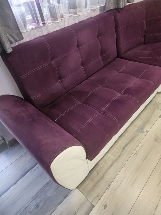 Диван ляв ъгъл с размери 250 на 310. Еко бяла кожа и лилава дамаска.