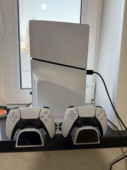 Продам PS 5  slim с играми  32 шт , в отличном состоянии