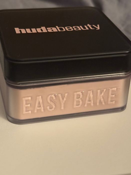 Пудра Huda Beauty