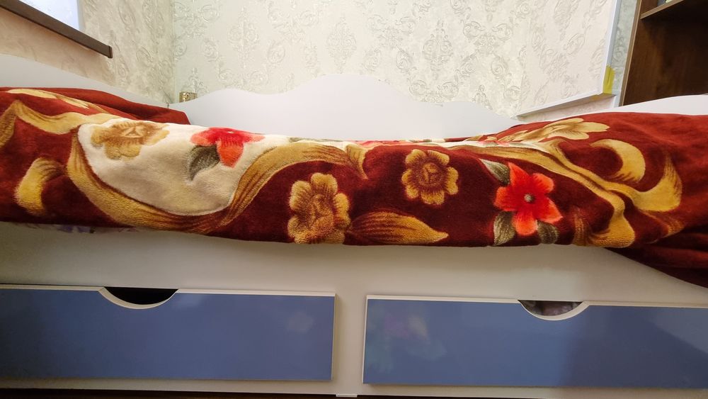 Большой шкаф и кровать