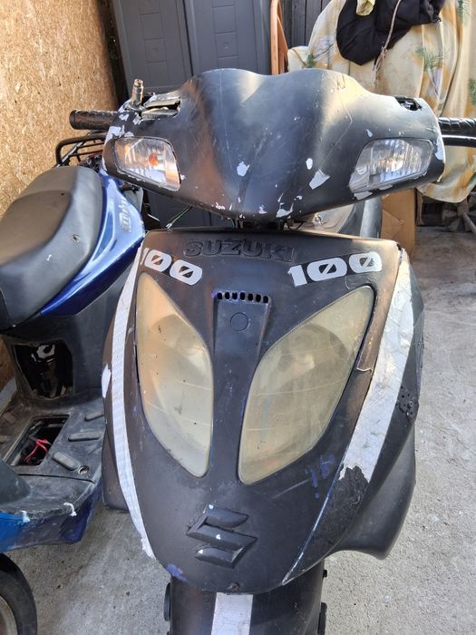 Vând scuter Suzuki 125cc 4t motorul funcționeaz trebuie pedala.