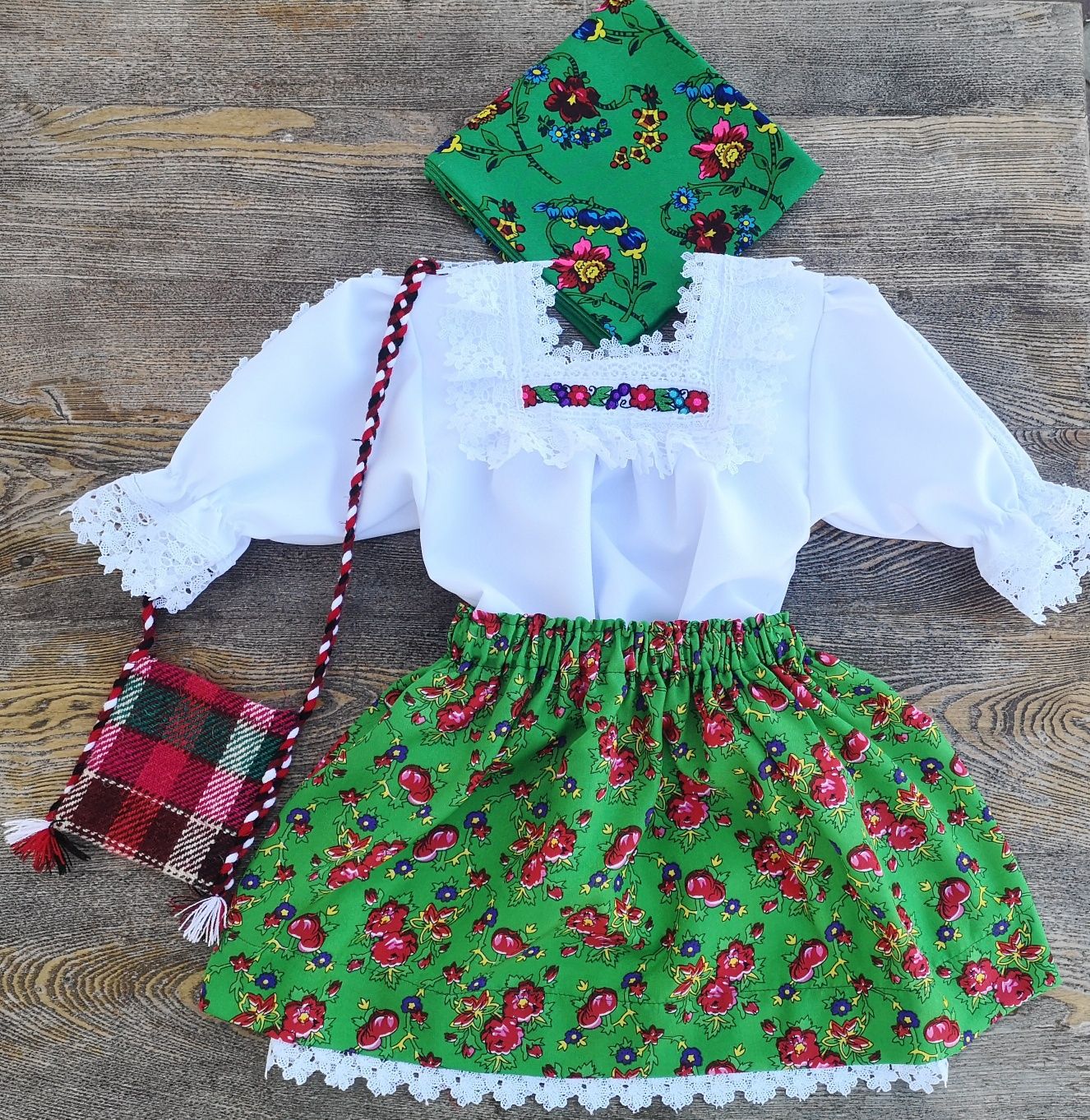 Costum popular pentru fetite de Maramures