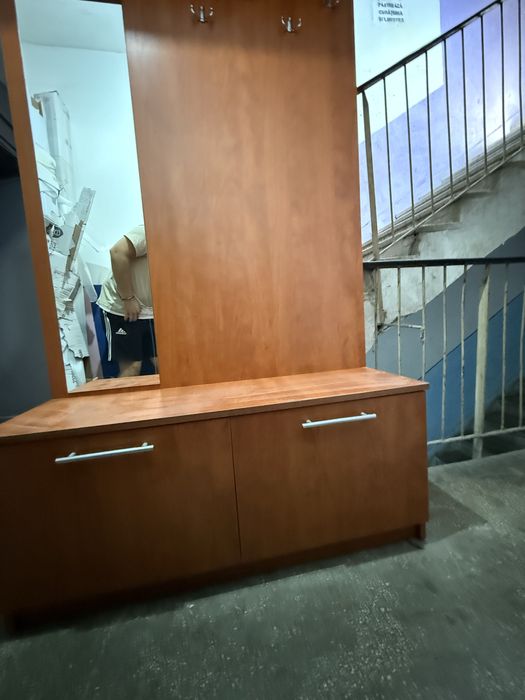 Cuier din lemn cu 2 rafturi de depozitare cu usa, oglinda si 5 cuiere