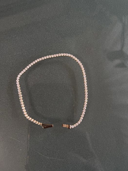 Златна тенис гривна с бял цирконий