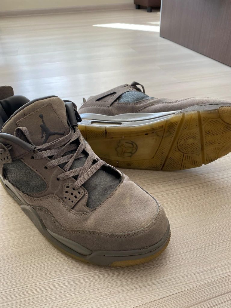 Air Jordan retro 4 kaws