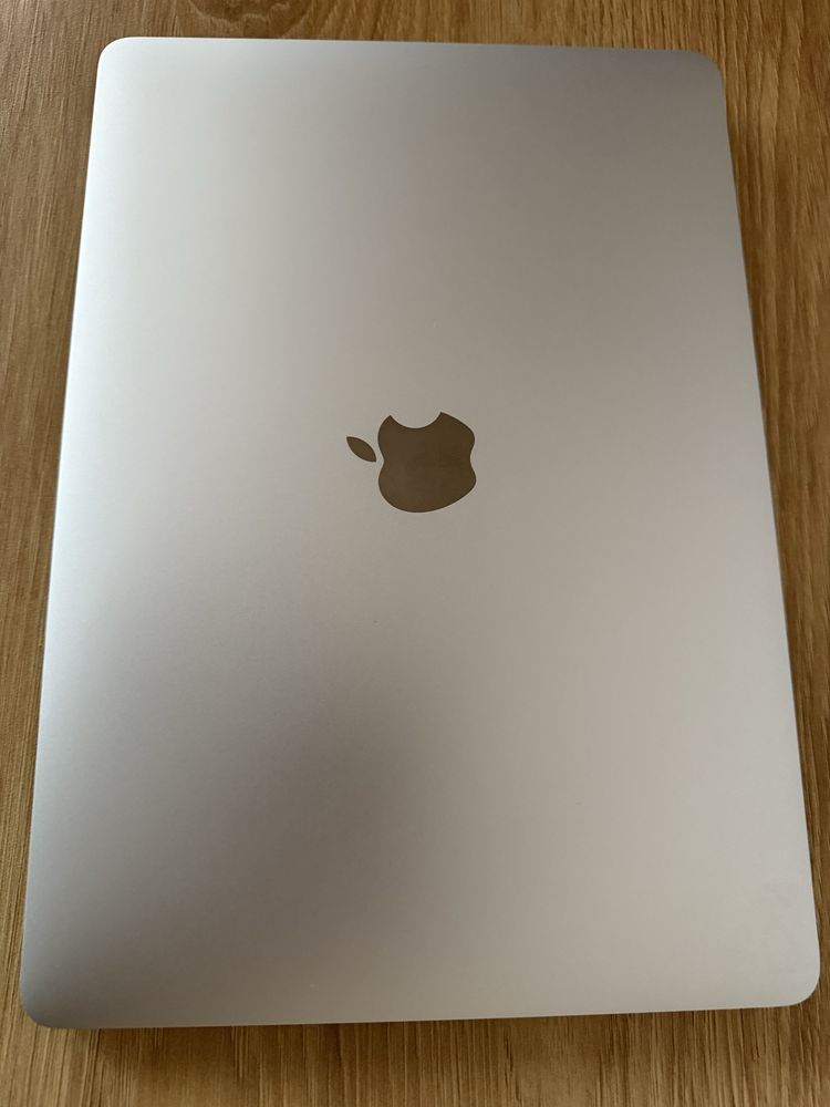 Продавам перфектен Macbook Air M1, 8bg RAM