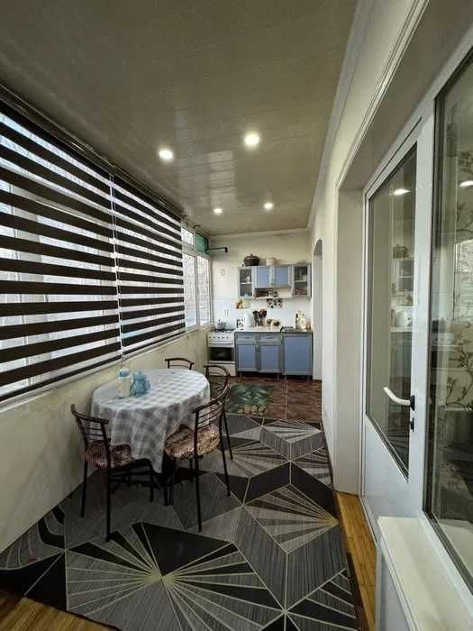 Chorsu 3 xona 2-qavatda kvartira shoshilinch sotiladi!Balkon 2*6m.