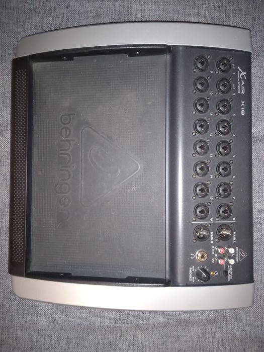 Продам цифровой микшерный пульт.Беринжер.