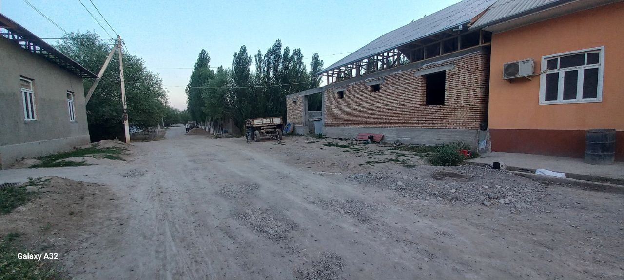 Hovli uy sotiladi