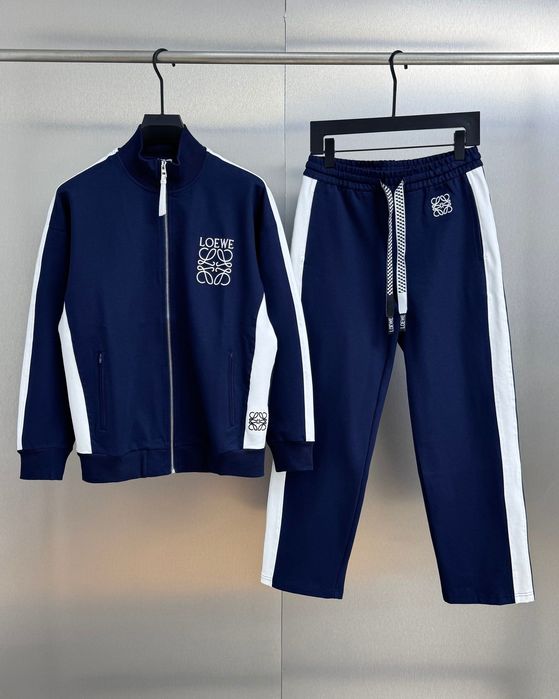 Този бутиков комплект суитшърт с бродирано лого и цип, яка и яка с в