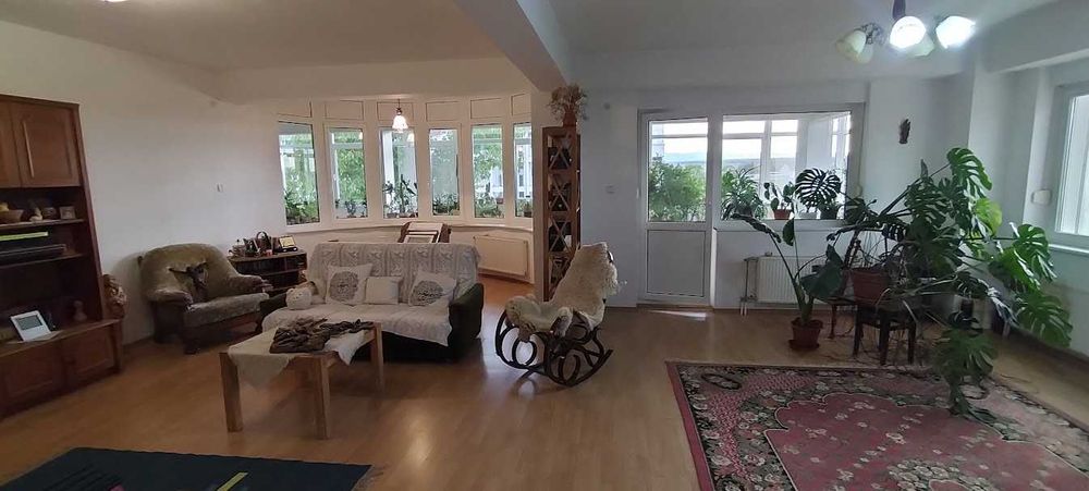 Vand apartament extra spatios, cu garaj