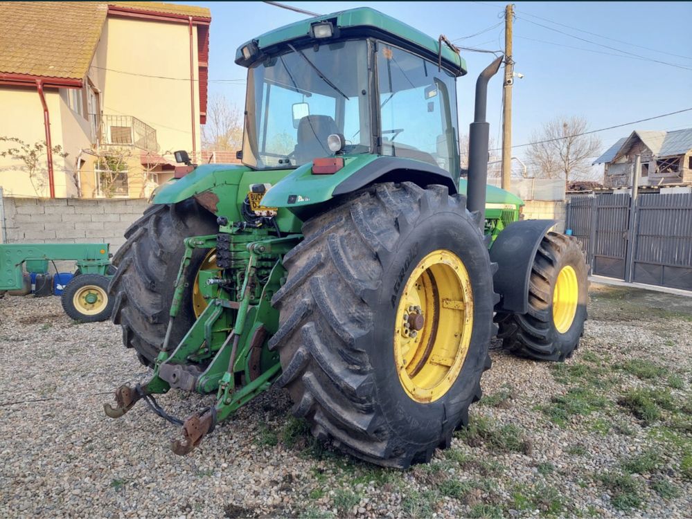 John Deere 8300.