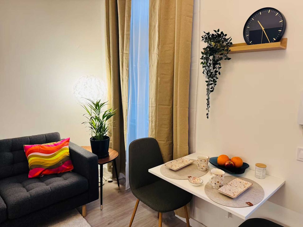 Дава се под наем Двустаен апартамент в София, Център - 65 кв.м за 397.8 € - Снимка #2