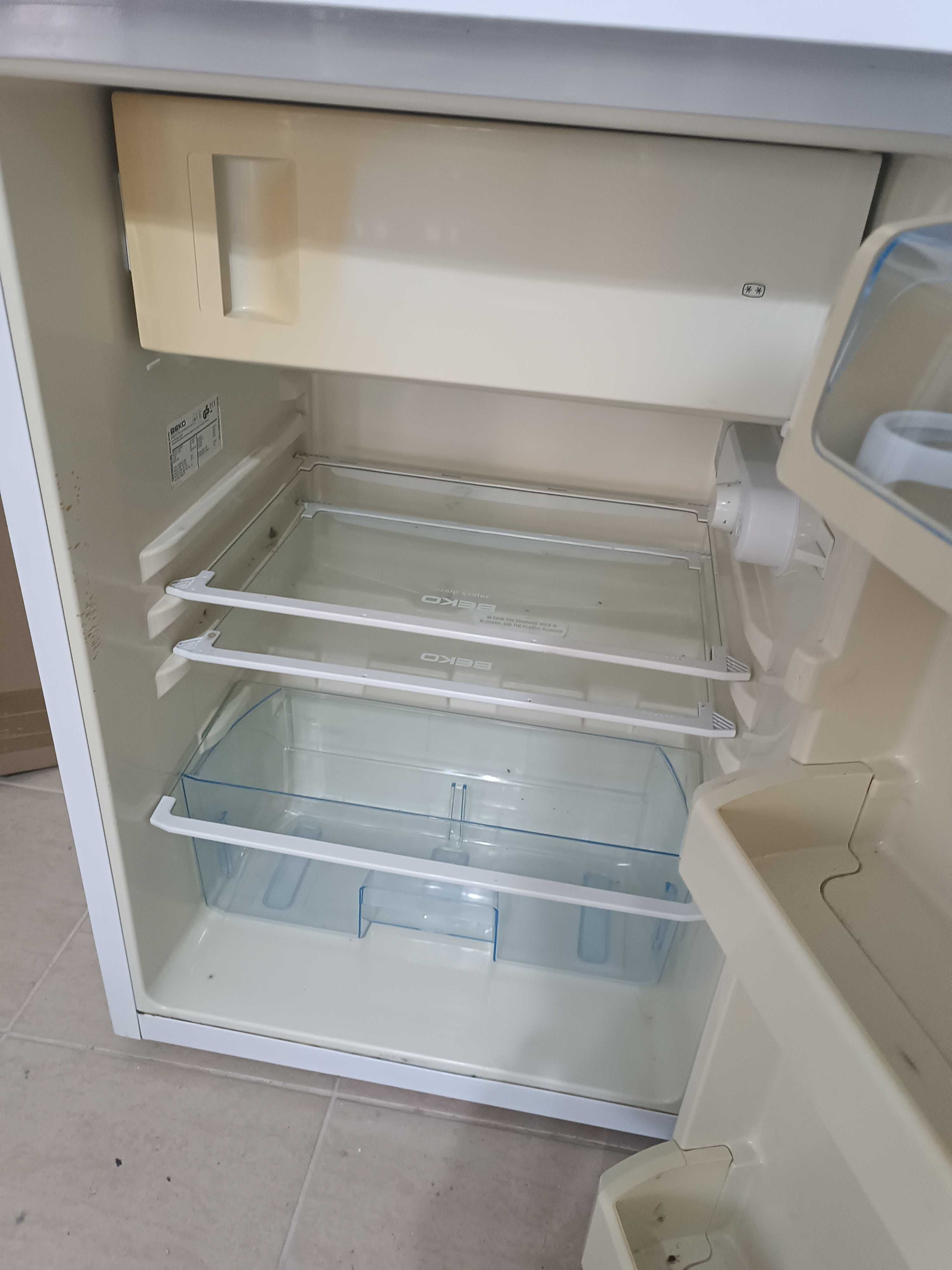 Продавам малък хладилник Веко