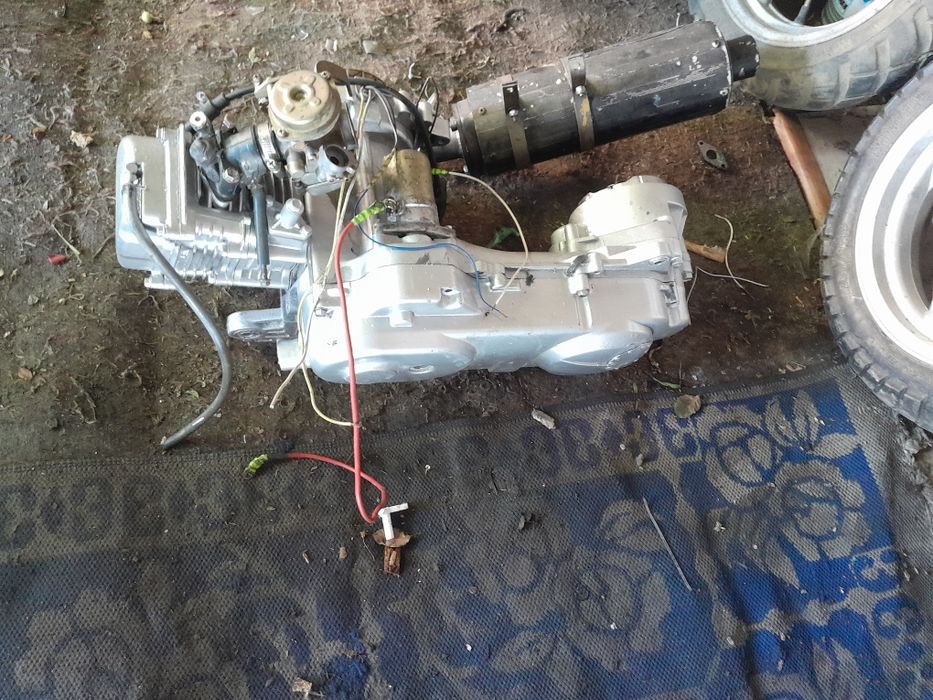 Vând urgent 2 motoare scuter 4 timpi roată pe 12 preț 500 lei